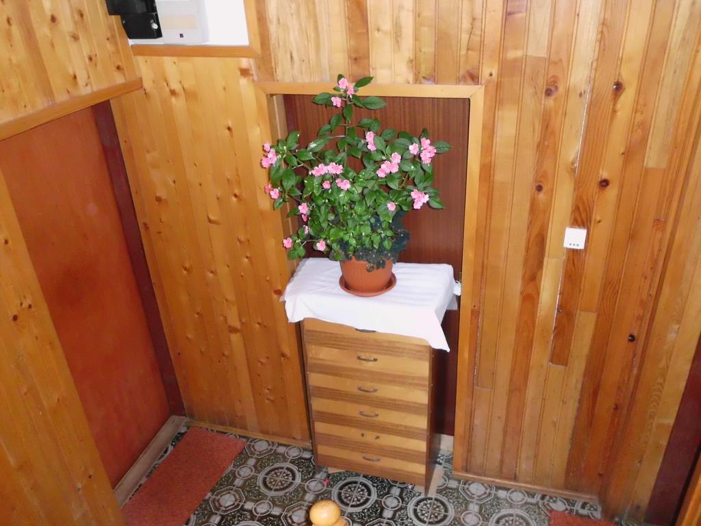 Guest House Krga Korenica Eksteriør billede